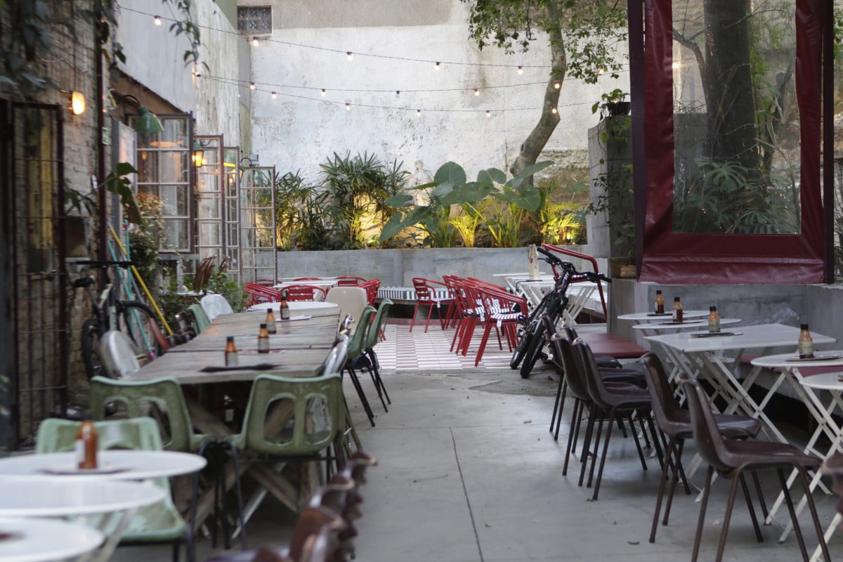 Para chegar ao Basta, que fica no fundo na pra&ccedil;a, os clientes devem atravessar o Zanza | FABIOLA CORREA/JC