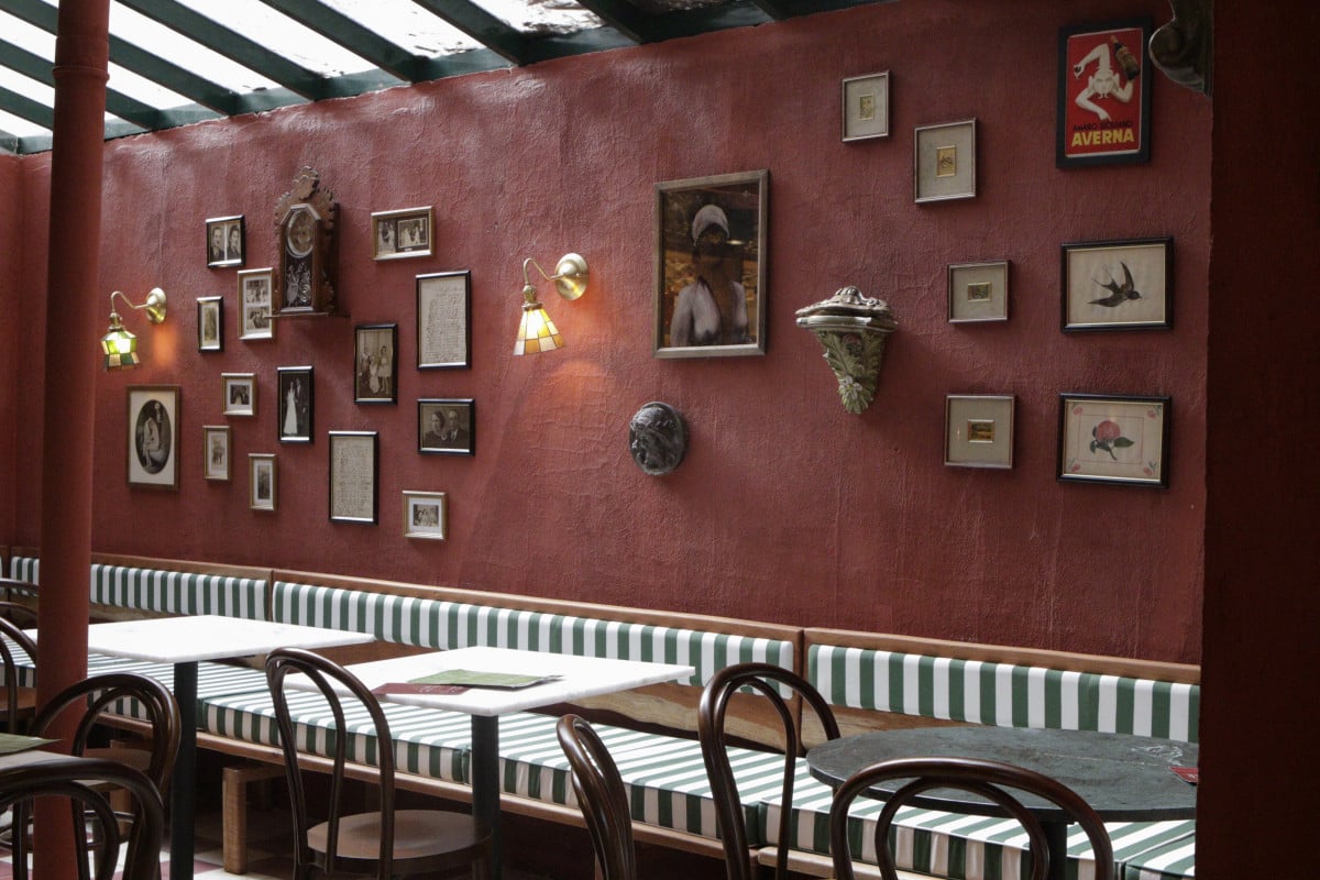 O espa&ccedil;o do bar &eacute; decorado para remeter &agrave; It&aacute;lia, mas de forma mais despojada | FABIOLA CORREA/JC