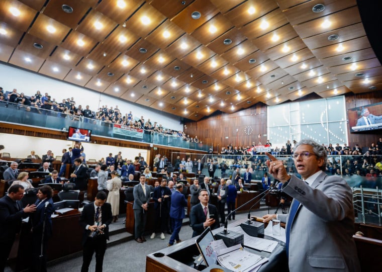 Manifestantes ocuparam as galerias da Assembleia e pediram a retirada do projeto