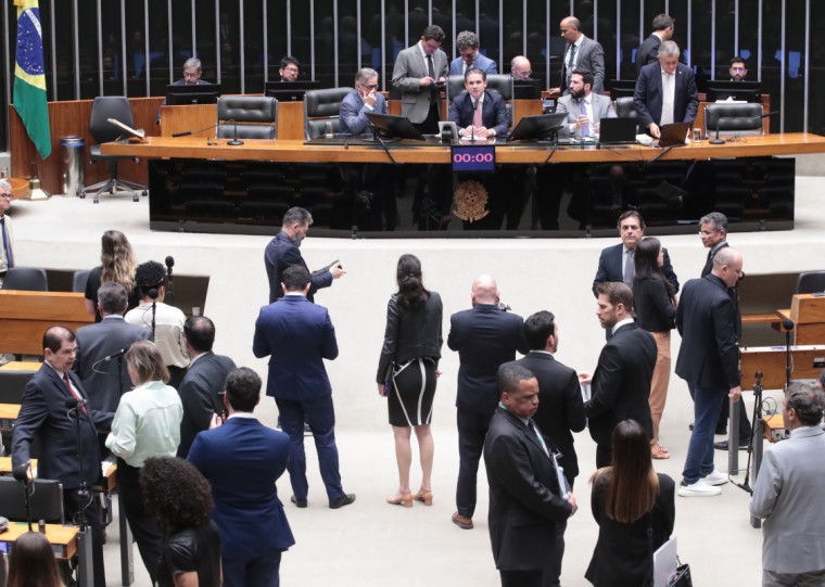 Texto principal foi aprovado por 330 votos a 104 nesta segunda-feira (15)