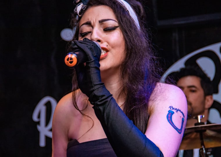 Espetáculo com as canções da britânica ocorre nesta sexta (19)
