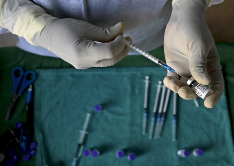 A Pfizer prevê uma receita de US$ 5 bilhões com Covid-19 em 2026, abaixo dos US$ 6,5 bilhões antecipados em 2025