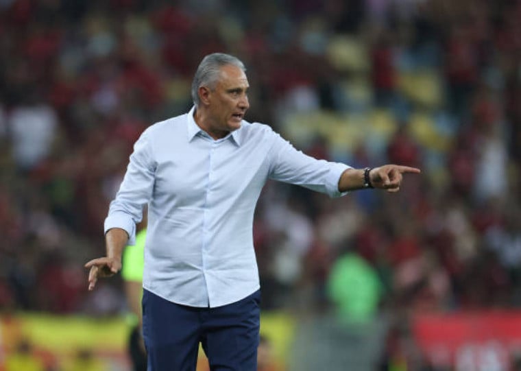 Técnico retorna ao futebol após pausa para cuidar da saúde