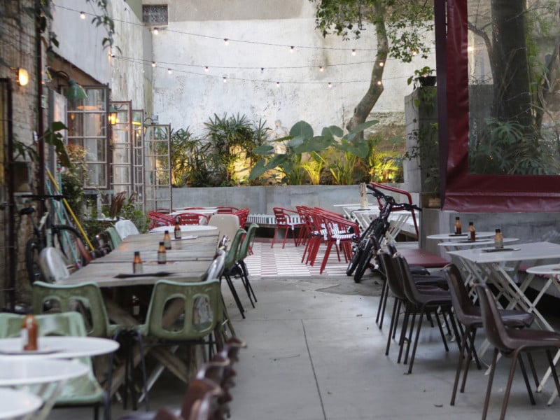 Para chegar ao Basta, que fica no fundo na pra&ccedil;a, os clientes devem atravessar o Zanza<br />Foto: FABIOLA CORREA/JC