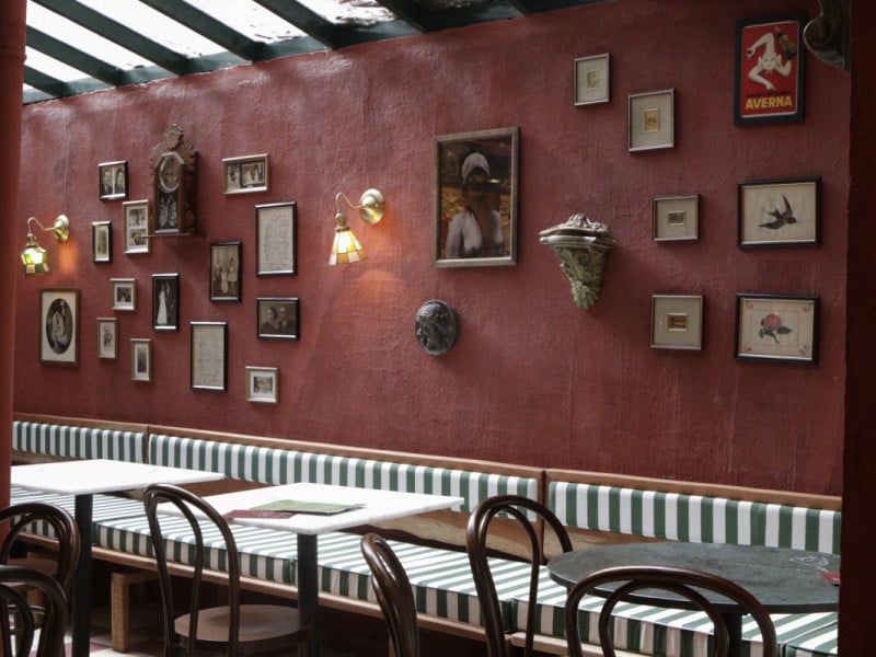 O espa&ccedil;o do bar &eacute; decorado para remeter &agrave; It&aacute;lia, mas de forma mais despojada<br />Foto: FABIOLA CORREA/JC