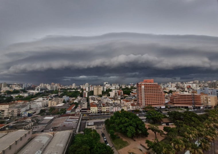 A chuva intensa de sexta-feira deixou pontos de alagamento em Porto Alegre e causou estragos em munic&iacute;pios da Regi&atilde;o Metropolitana