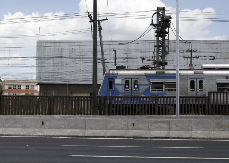 Acidente provocou danos à rede aérea de energia e ao sistema de sinalização, comprometendo a operação integral do serviço