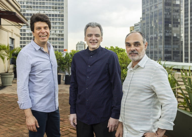 Ganhador do Grammy e do Latin Grammy, o trio se apresenta nesta sexta (19)
