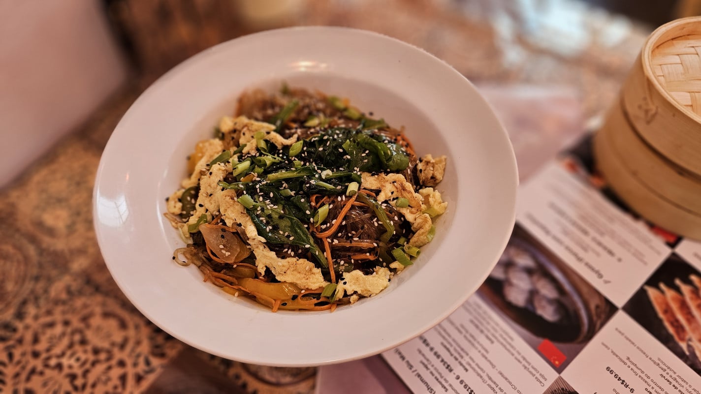 A massa transparente, feita de batata doce, &eacute; salteada com vegetais e pode ter adi&ccedil;&atilde;o de frango ou carne de porco | NATHAN LEMOS/JC