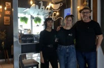 Os sócios Milton Sander (direita) e Nadia Caetano (centro) tocam a operação junto com a funcionária Cintia Lima (esquerda)