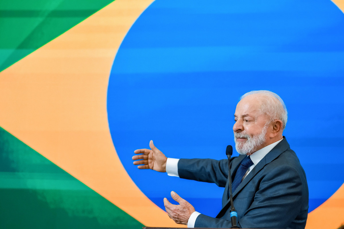 Pobres não podem pagar por irresponsabilidade das guerras, diz Lula