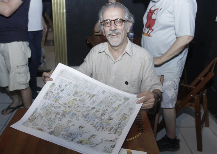 Cartunista Santiago autografa obras