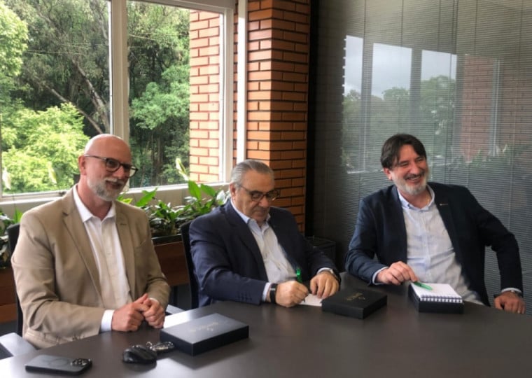 Presidente Ubiratã Rezler (E), com Ruben Bisi (C), será substituído por Paulo Scopel