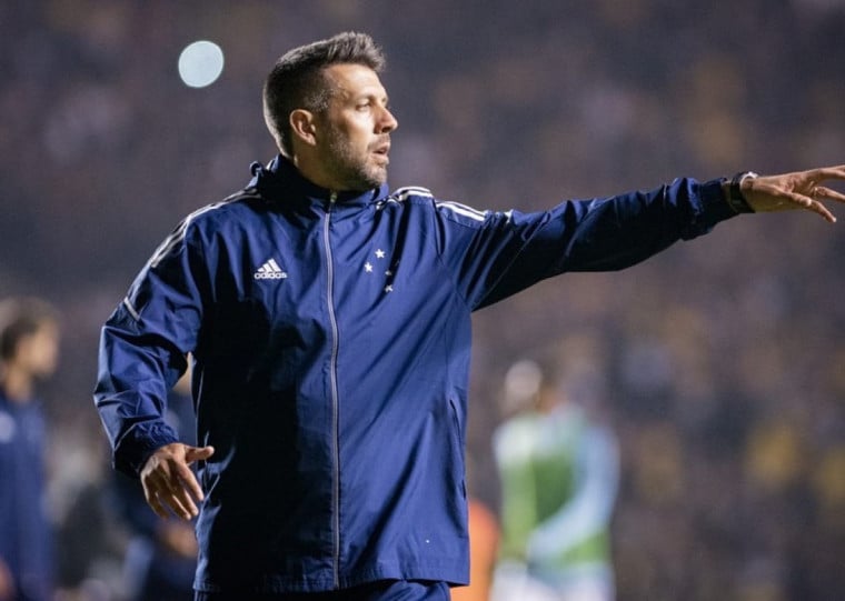 Uruguaio, de 42 anos, assina contato com o Colorado até dezembro de 2026