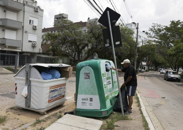 Ademir Borges vem do bairro Teresópolis para descartar seu lixo nos contêineres do Menino Deus 