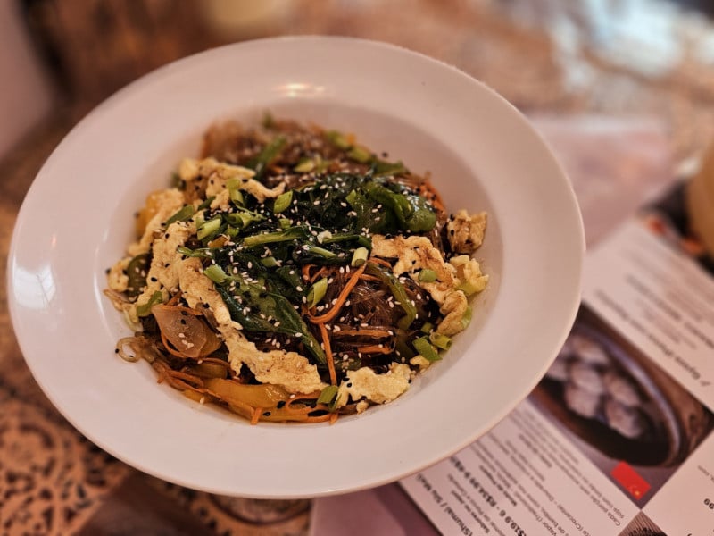 A massa transparente, feita de batata doce, &eacute; salteada com vegetais e pode ter adi&ccedil;&atilde;o de frango ou carne de porco<br />Foto: NATHAN LEMOS/JC