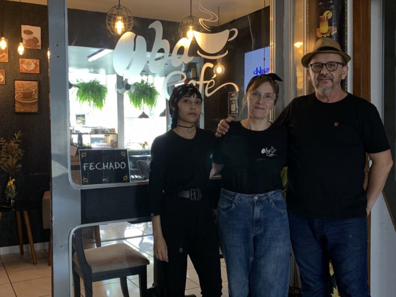 Os s&oacute;cios Milton Sander (direita) e Nadia Caetano (centro) tocam a opera&ccedil;&atilde;o junto com a funcion&aacute;ria Cintia Lima (esquerda)<br />Foto: Dener Pedro/Especial/JC