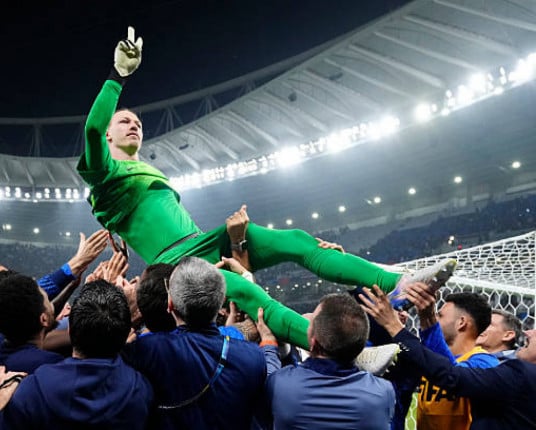 Herói do PSG, Safonov fraturou a mão durante jogo contra o Flamengo