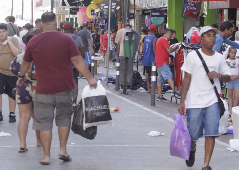 Temperaturas devem permanecer acima da média ao longo do verão, mas sem desvios extremos