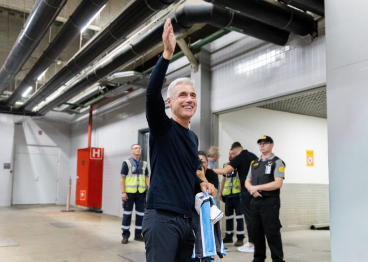 Luís Castro desembarca em Porto Alegre e é recepcionado pela torcida gremista