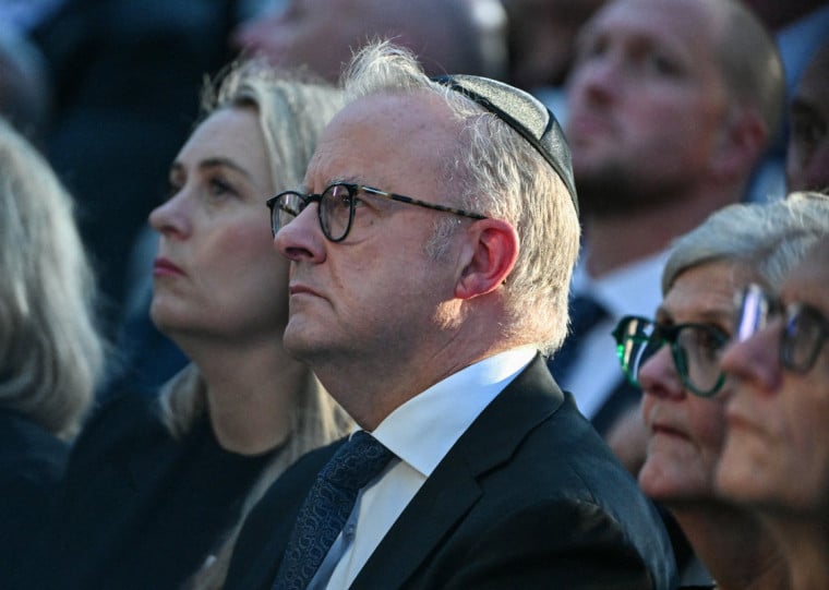 Albanese afirma sentir o peso da responsabilidade por uma atrocidade que aconteceu enquanto &eacute; o primeiro-ministro