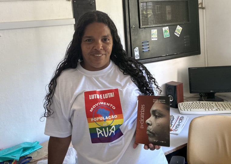 Michelle diz que aliviou o peso de sua história ao se abrir na escrita