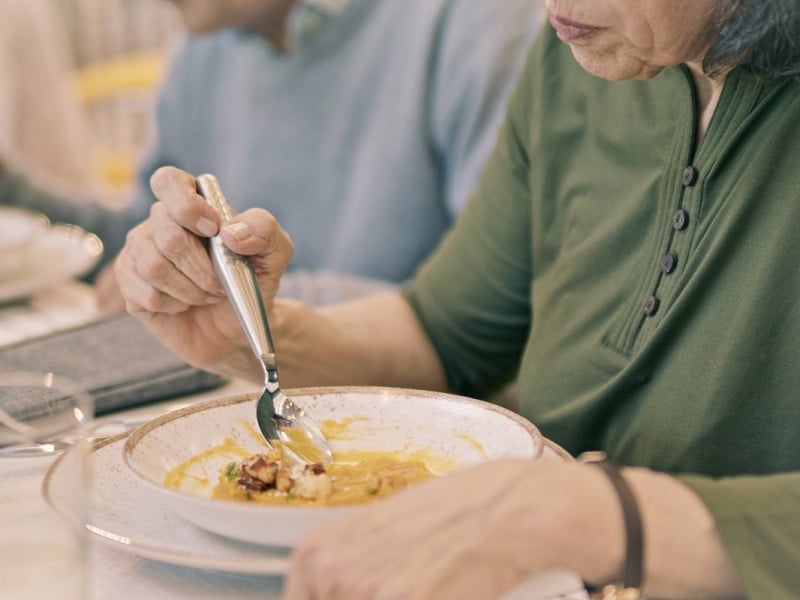 Para desenvolver a linha de talheres assistivos, a Tramontina ouviu pessoas que t&ecirc;m dificuldades motoras<br />Foto: Tramontina/Divulga&ccedil;&atilde;o/JC