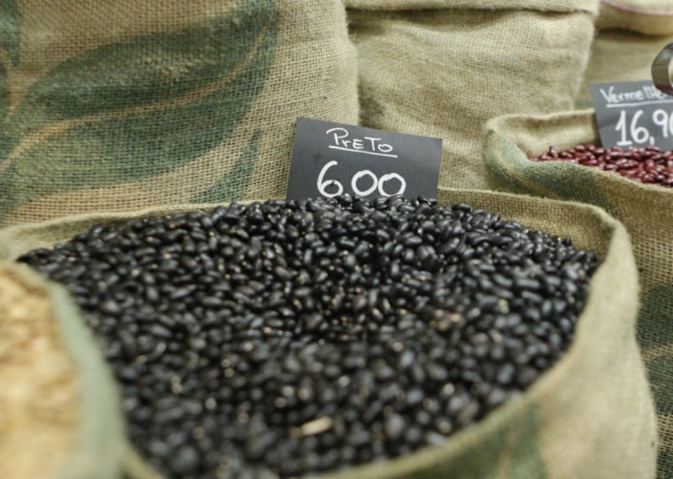 Nos últimos 12 meses, cereais e leguminosas, como arroz e feijão, acumularam redução de 30,50 % em Porto Alegre