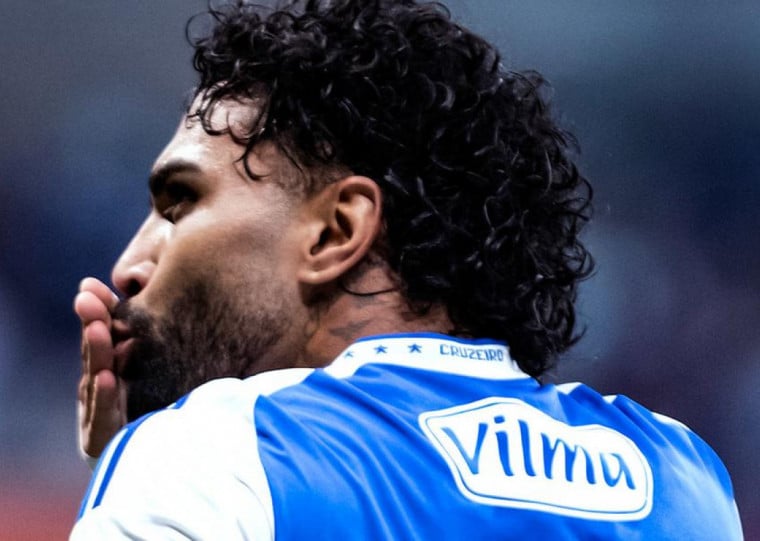 Jogador não pretender abrir mão do salário que ainda tem a receber da Raposa