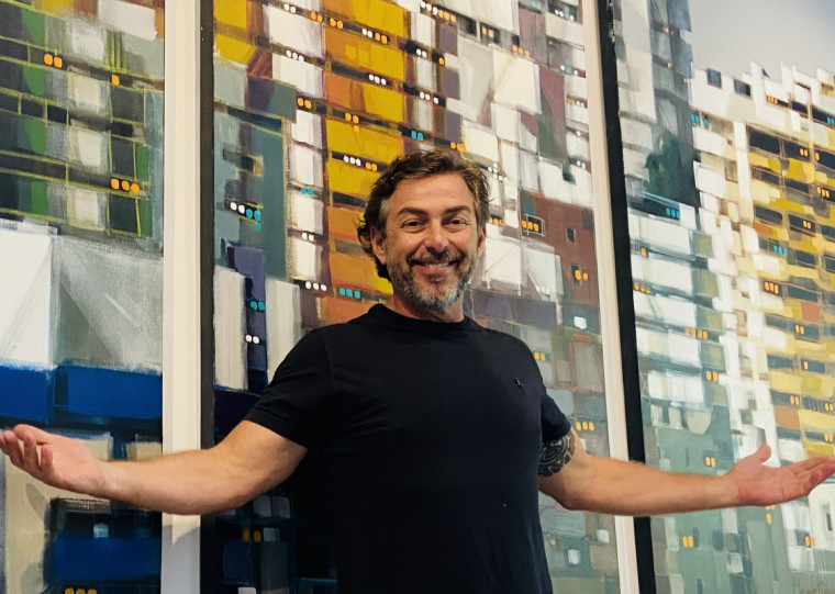 Marcelo Hübner realiza pinturas em tempo real durante a programação