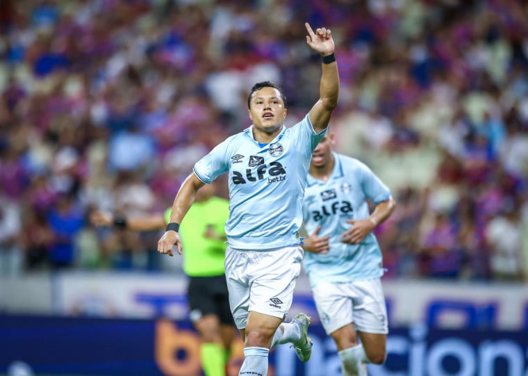 Além da renovação com o lateral-esquerdo, o clube tenta viabilizar a contratação de Tetê