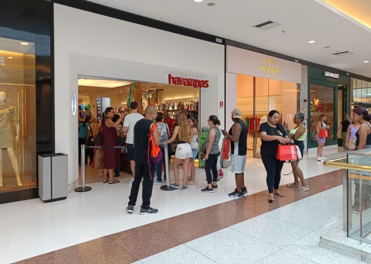 Loja da marca no BarraShoppingSul registra fila de pessoal em busca do chinelo 