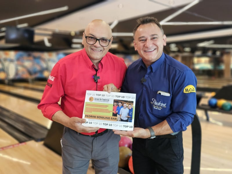  Jos&eacute; Carlos Pires e Sandro Gnoatto est&atilde;o entre os s&oacute;cios do Bowling Bar Pedrini <br />Foto: NATHAN LEMOS/JC
