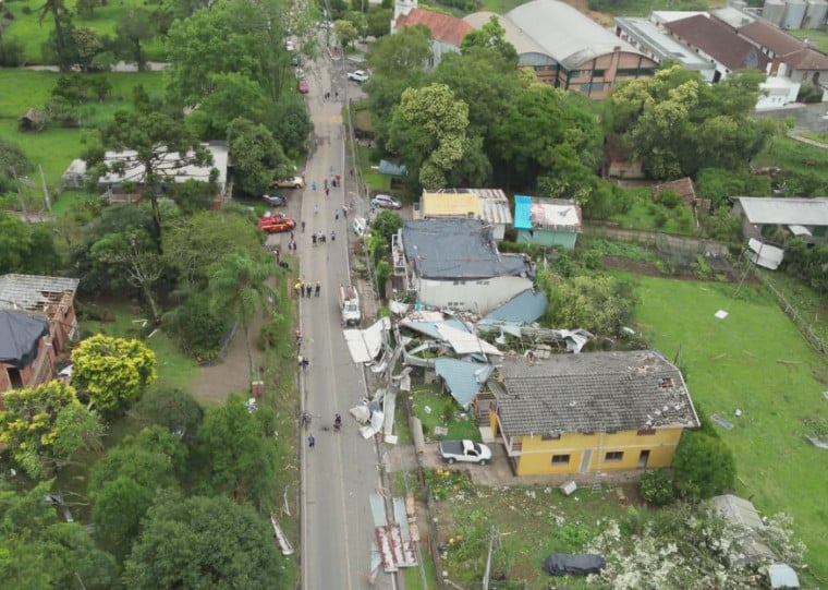 Tempestade teve ventos que superaram 100 km/h, destruindo 15 residências e uma escola