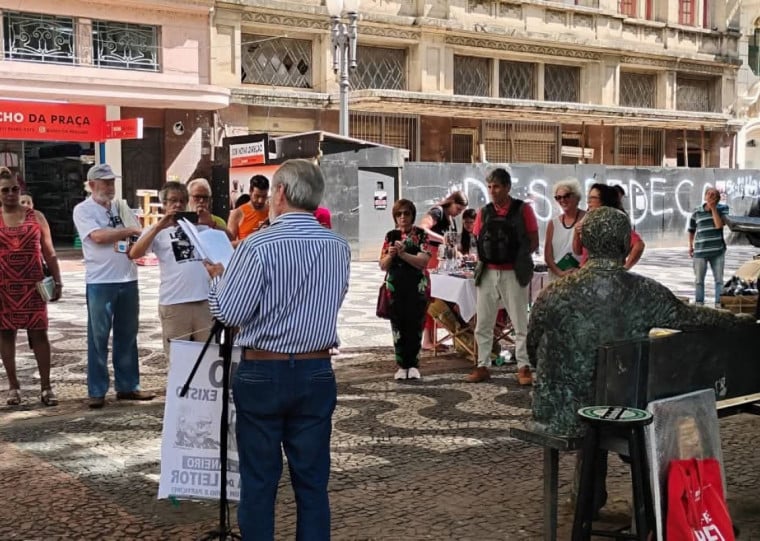 Em Porto Alegre, o evento acontece no dia 7 de janeiro, das 11h às 17h, reunindo o público junto às estátuas de Mário Quintana e Carlos Drummond de Andrade