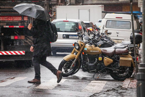 Defesa Civil emite alerta laranja para chuva intensa entre esta quinta e sexta-feira