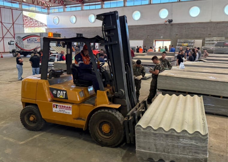 J&aacute; foi realizada a entrega de aproximadamente 155 mil telhas a moradores