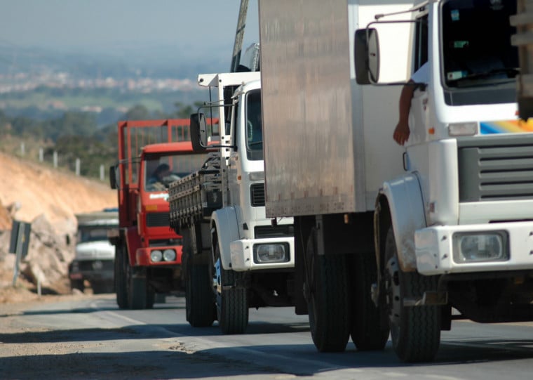 Caminhoneiros autônomos, cooperados e empresas transportadoras rodoviárias de carga podem se dirigir aos seus bancos de relacionamento, parceiros do BNDES, desde o dia 23 de dezembro