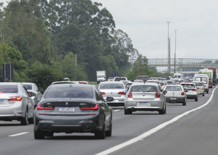 CCR ViaSul, concesionária da BR-290, informa que a previsão é 969 mil veículos circulem entre sexta e quarta na estrada