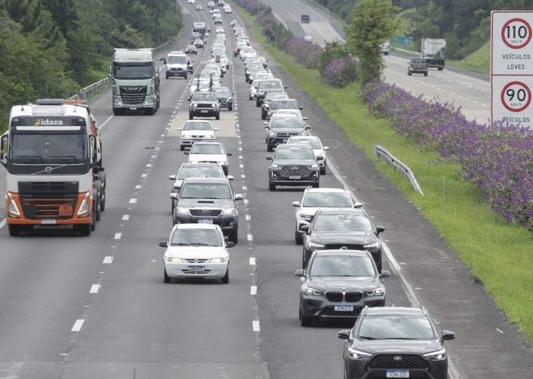 No começo da tarde, o trânsito ficou lento e congestionado nos pedágios de Gravataí e Santo Antônio da Patrulha