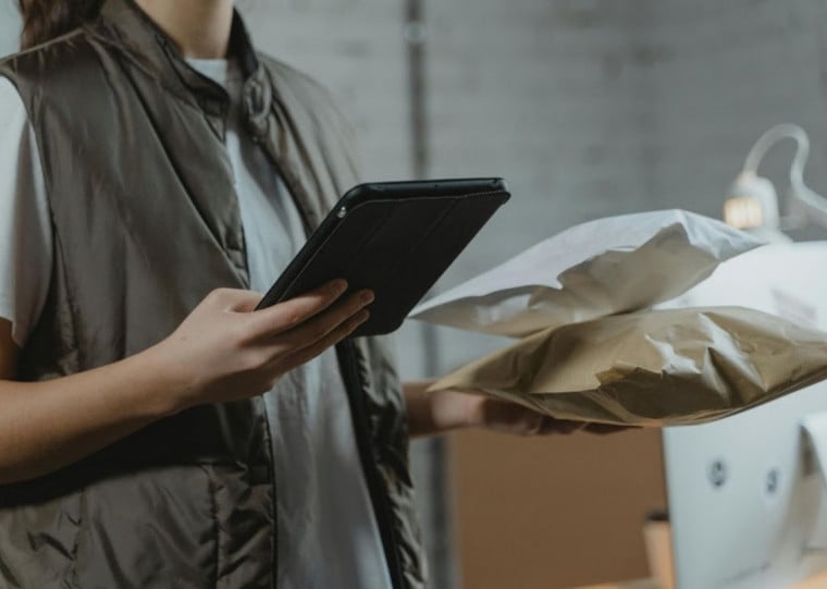 Em operações terceirizadas ou de nuvem, transportadoras costumam cobrar penalidades pela devolução