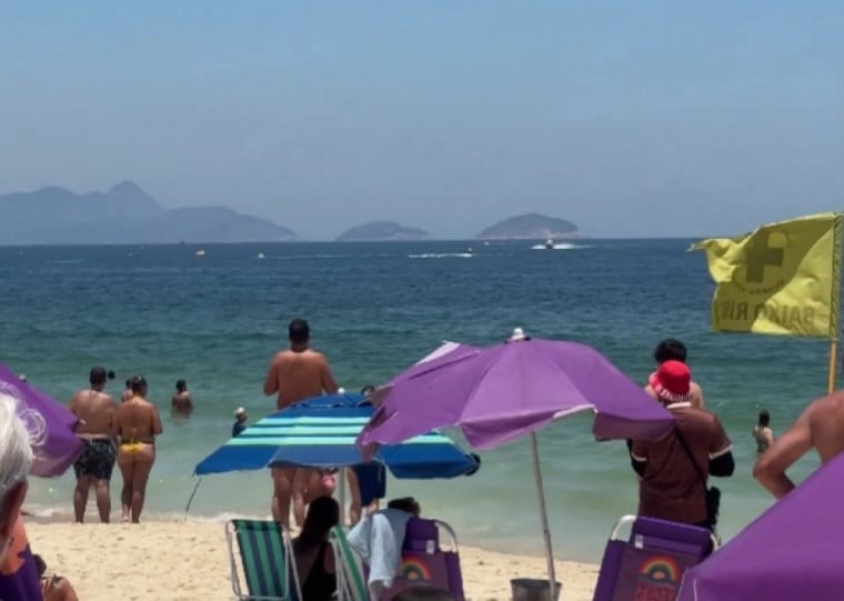No momento da queda, que ocorreu na altura do Copacabana Palace, havia motoaqu&aacute;ticas e outras embarca&ccedil;&otilde;es na &aacute;gua. N&atilde;o h&aacute; informa&ccedil;&otilde;es de feridos
