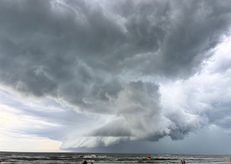 No final da madrugada e no início da manhã de quinta-feira, temporais com rajadas pontuais de vento acima de 90 km/h, podendo pontualmente superar os 100 km/h