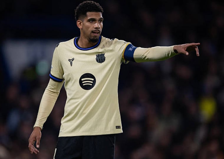 Torcedores celebraram a volta de Araújo aos treinos do Barcelona