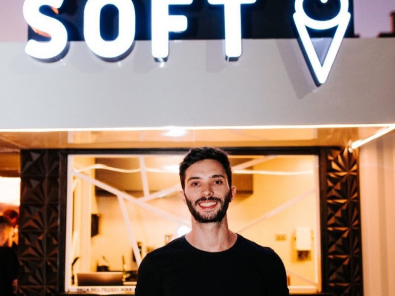 Matheus Krauze &eacute; s&oacute;cio do Grupo Rua, formado pela franquia de bebidas Janela Bar e a sorveteria artesanal Soft Ice Cream<br />Foto: RICARDO FRAZEN/DIVULGA&Ccedil;&Atilde;O/JC