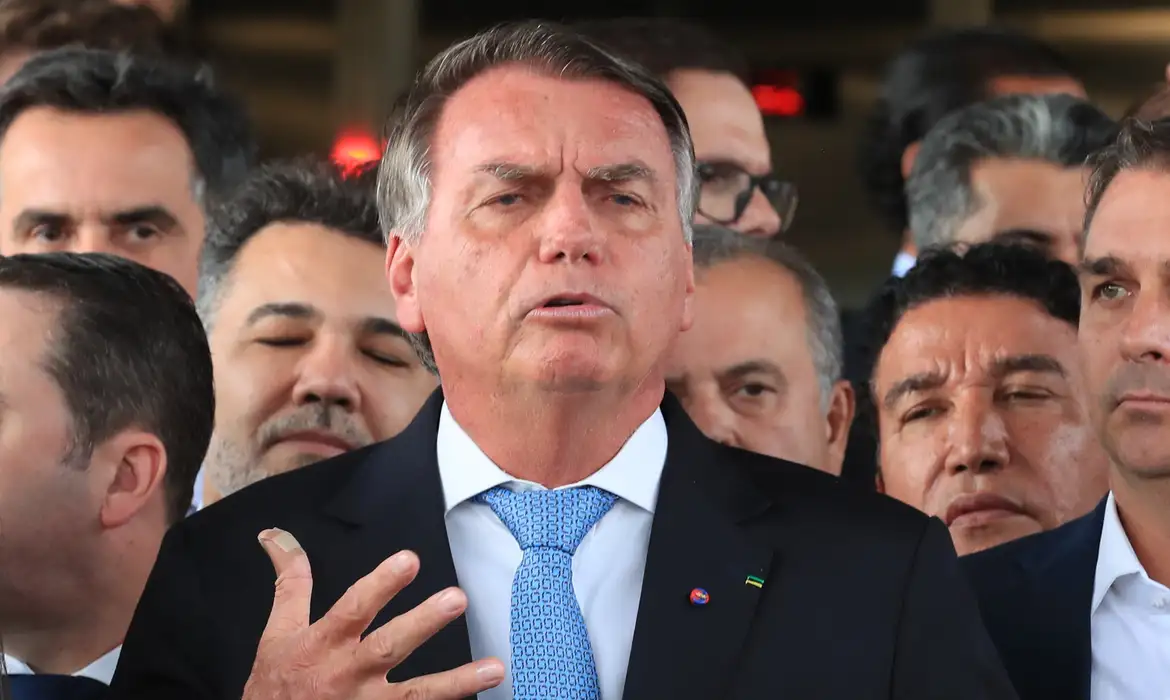 A intervenção foi concluída pouco antes das 15h, informou a esposa do ex-presidente, Michelle Bolsonaro, em postagem nas redes sociais