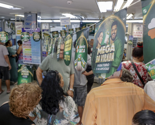 Apostas da Mega-Sena da Virada provocam filas em lotéricas de Porto Alegre