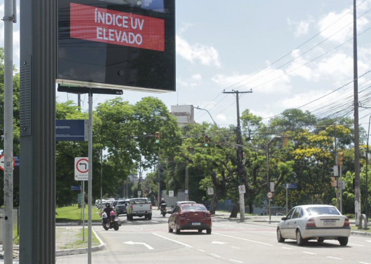 É reforçada a importância de evitar exposição à radiação UV, que pode provocar câncer de pele