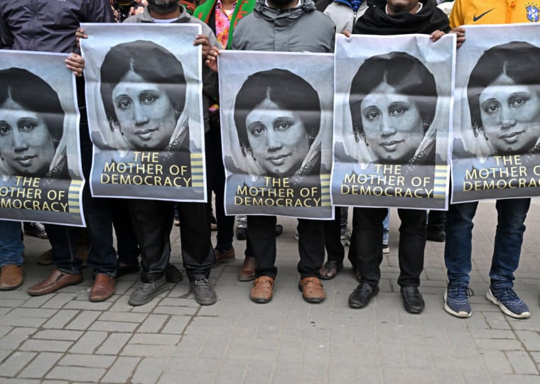 Apoiadores da ex-primeira-ministra de Bangladesh lamentam sua morte em frente ao hospital