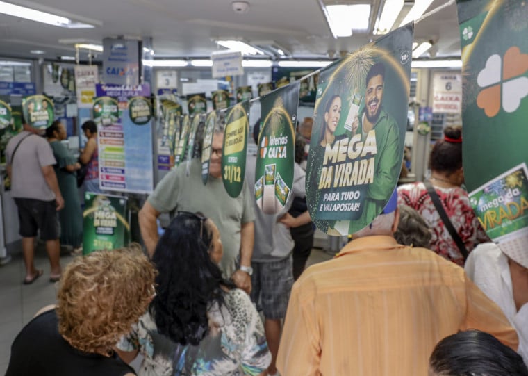 No Centro Histórico, lotéricas de Porto Alegre registram filas de apostadores desde o inicio desta terça-feira (30)